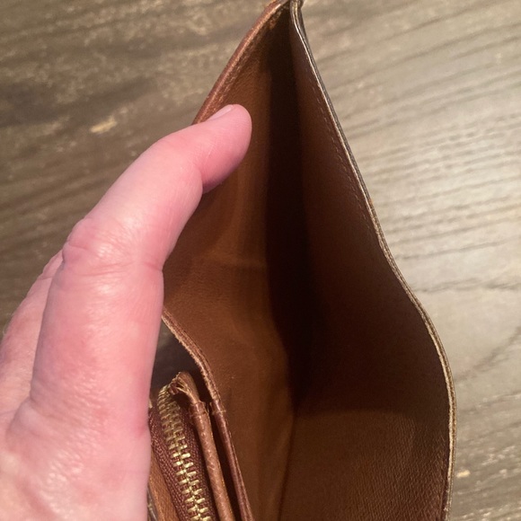 Authentic Louis Vuitton compact monogram wallet - Picture 5 of 14